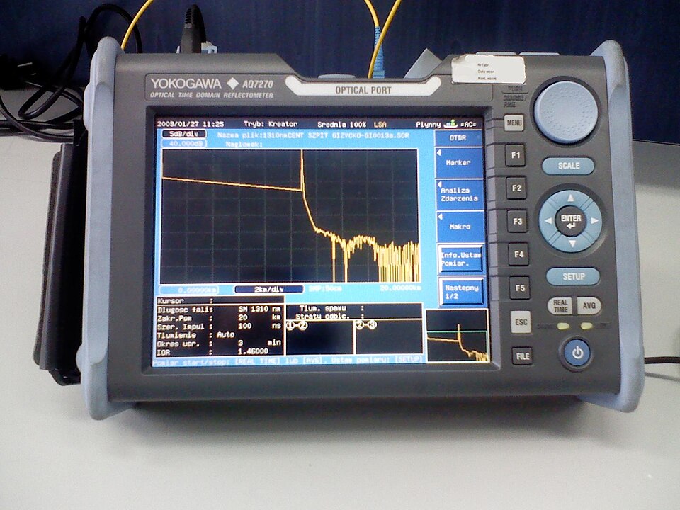 Tikras Yokogawa AQ7270 OTDR reflektometras — iliustracinė nuotrauka, ne EXFO modelis; Wikimedia Commons, CC BY 3.0